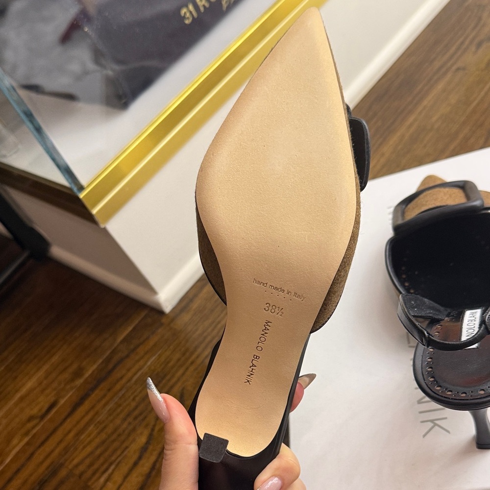 Manolo Blahnik
Mayslibi Gala Wool-Blend Slingback Pumps New - Picture 12 of 17